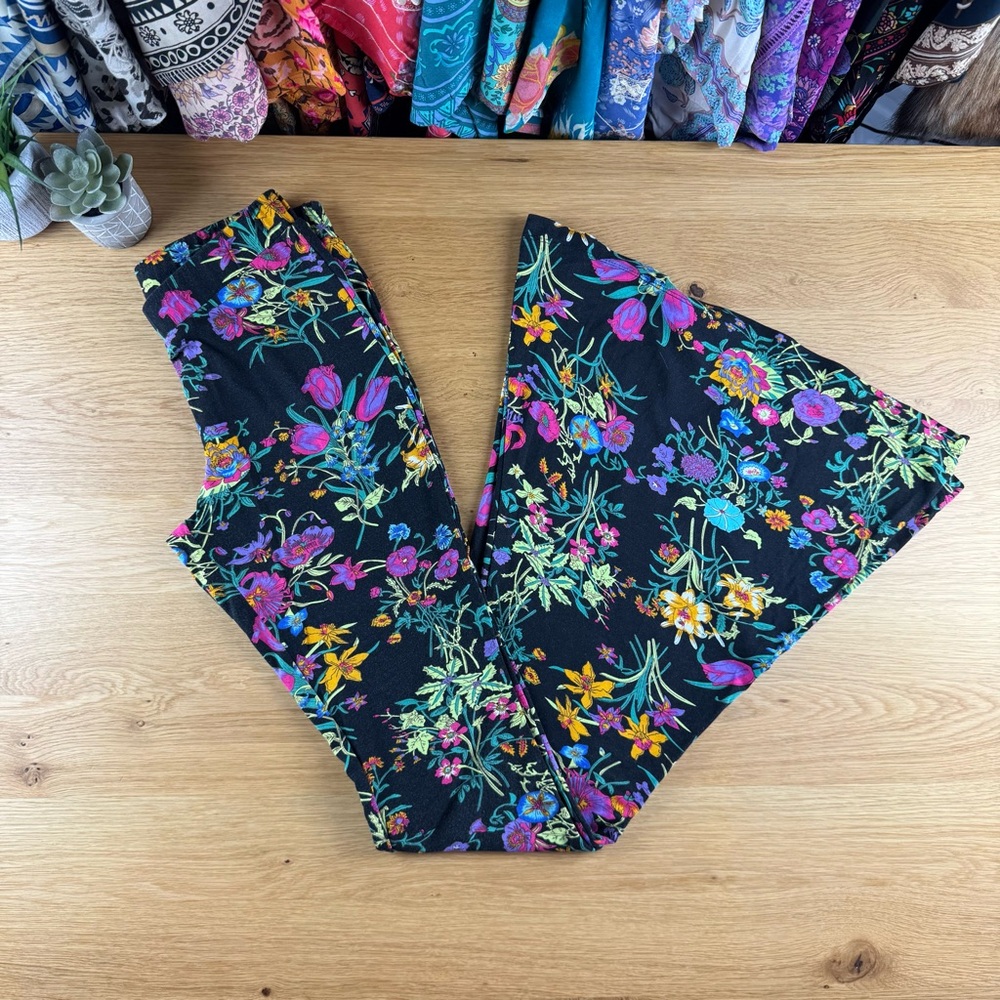 ✨ Spell Gypsy Queen Bell Bottom Pants ✨ Black Floral ✨ M